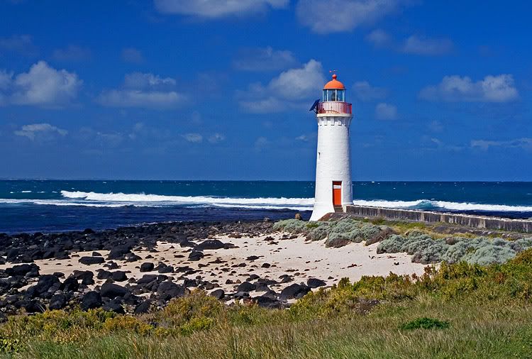 IMAGE: http://i55.photobucket.com/albums/g151/dearis_photos/lhouse1.jpg