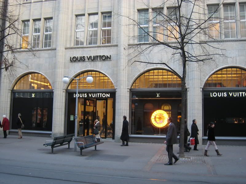 Show us pics of LV store fronts - Page 2 - PurseForum