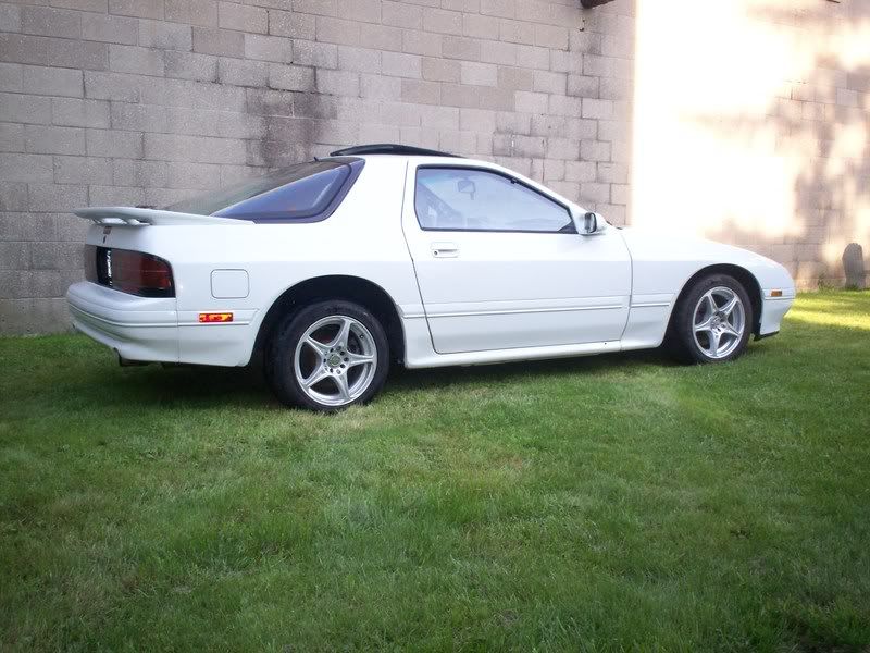 http://i55.photobucket.com/albums/g156/91MR2_photos/1991%20Mazda%20RX7/1991MazdaRX7001.jpg