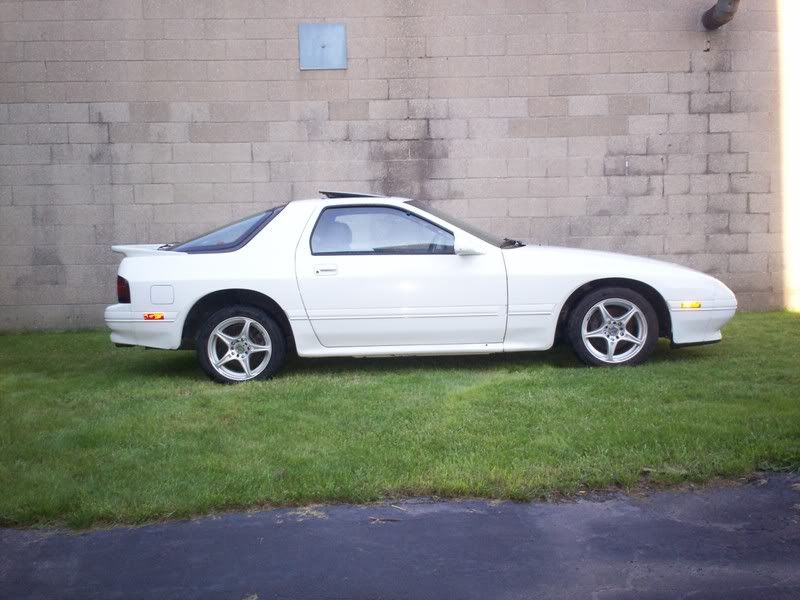 http://i55.photobucket.com/albums/g156/91MR2_photos/1991%20Mazda%20RX7/1991MazdaRX7007.jpg