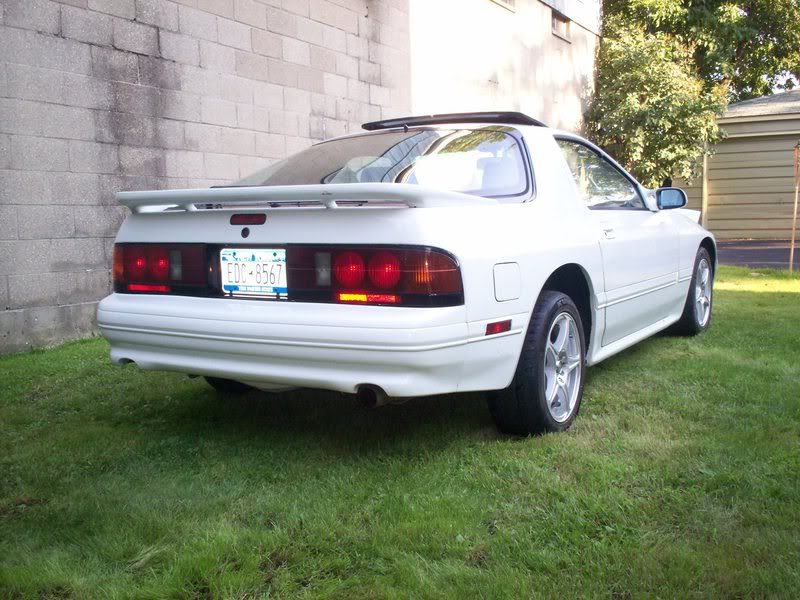 http://i55.photobucket.com/albums/g156/91MR2_photos/1991%20Mazda%20RX7/1991MazdaRX7020.jpg