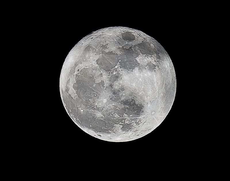 IMAGE: http://i55.photobucket.com/albums/g159/BigLug/moon/IMG_4611moon.jpg